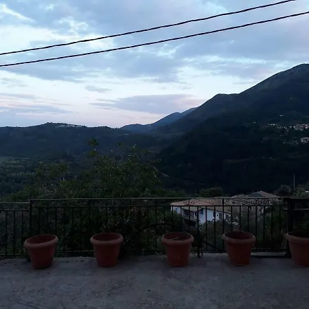 Thomas Traditional House Pigadhisanoi